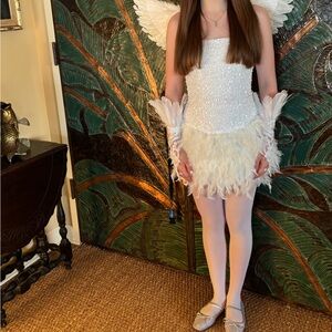 White Angel Costume does not include wings 
Does include feather headpiece